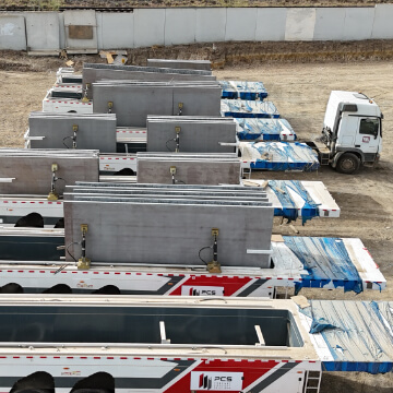Des camions rempli de murs prêt à partir livrer.